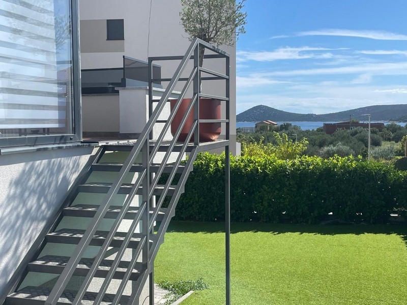 Außentreppe im Garten mit Meerblick