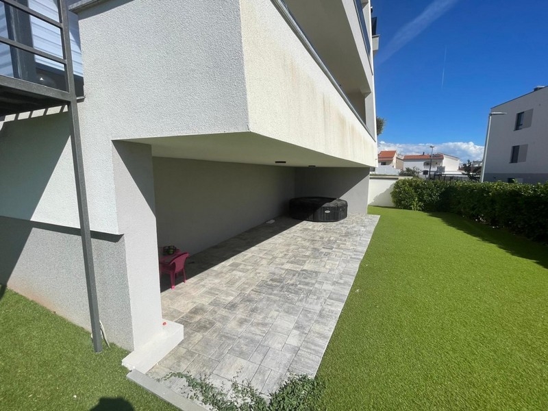 Überdachter Stellplatz unter dem Gebäude
