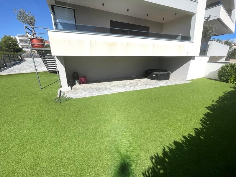 Überdachte Terrasse mit Gartenzugang