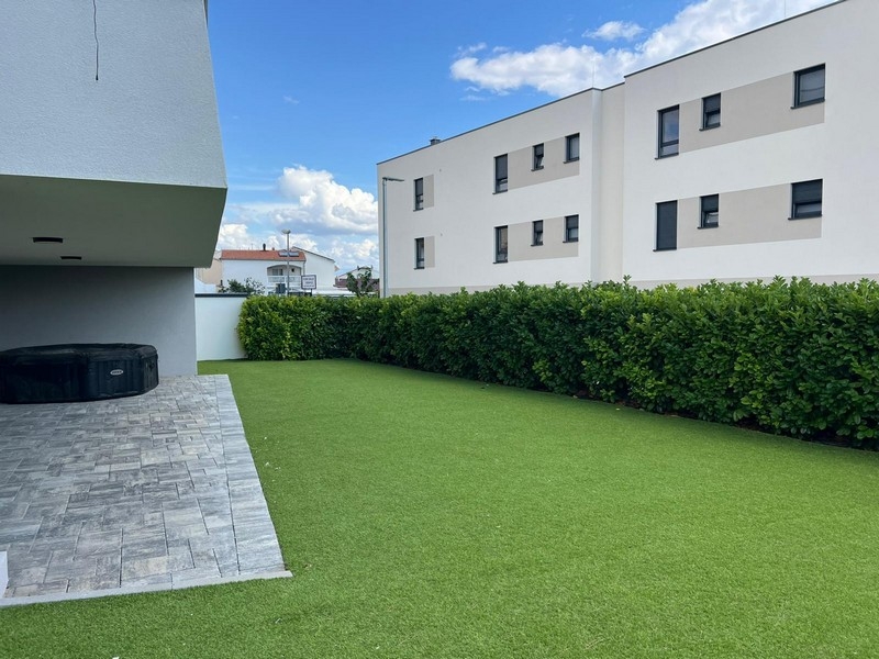 Gepflegter Garten mit Rasenfläche in Kroatien
