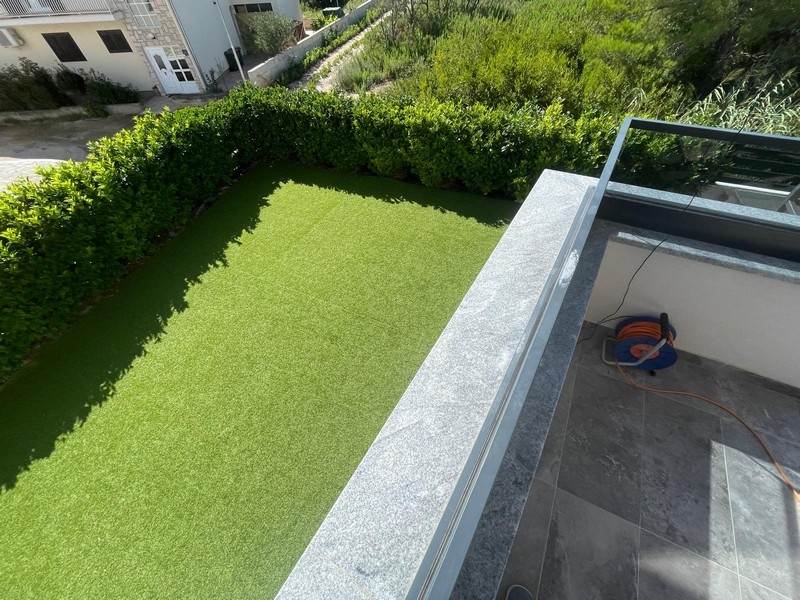 Rasenfläche mit angrenzender Terrasse
