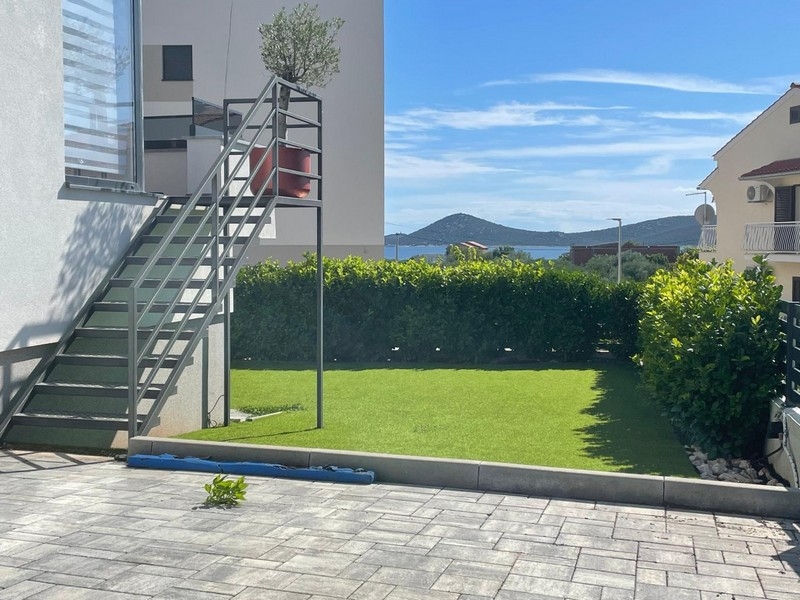 Garten mit Außentreppe und Blick aufs Meer