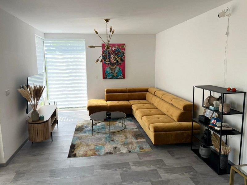 Helles Wohnzimmer mit Sofa