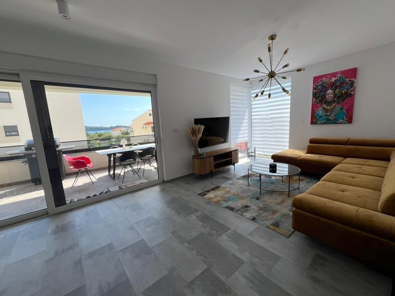 Wohnbereich mit Sofa und Terrassenzugang