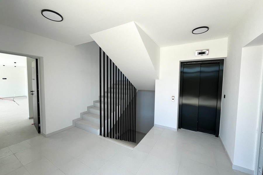 Innenflur mit Treppe und Aufzug