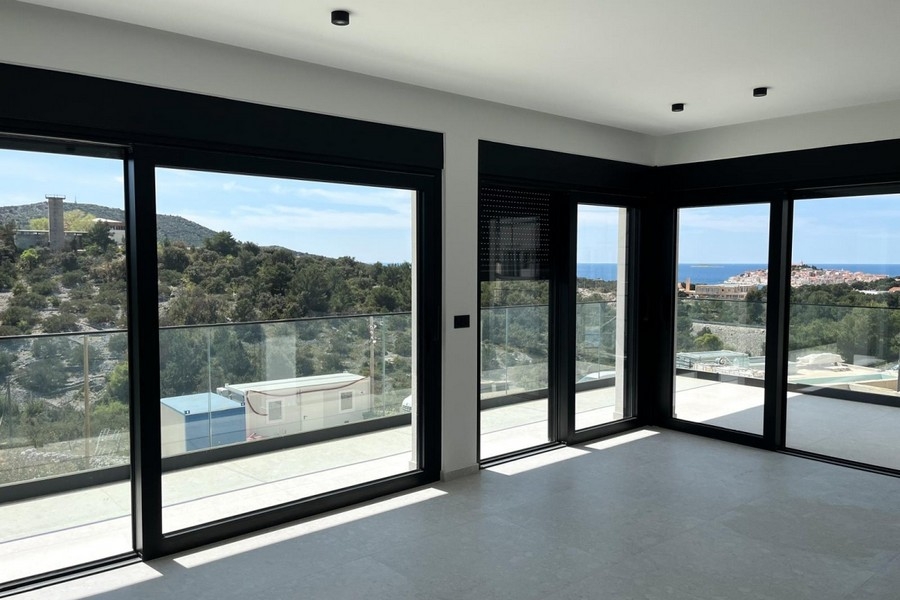 Wohnraum mit raumhohen Fenstern und Meerblick