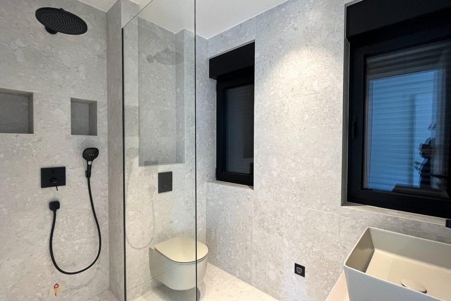 Modernes Badezimmer mit Dusche