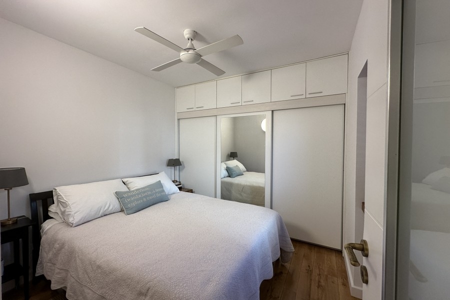 Schlafzimmer mit Deckenventilator, Kroatien