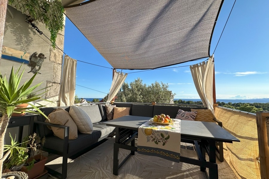 Terrasse mit Lounge und Meerblick