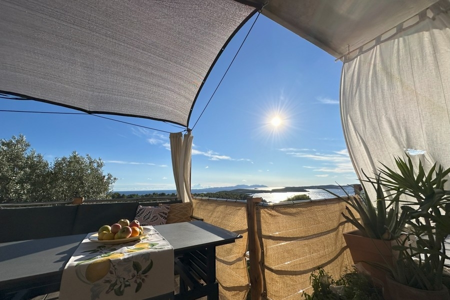 Terrasse mit Meerblick und Sonnensegel