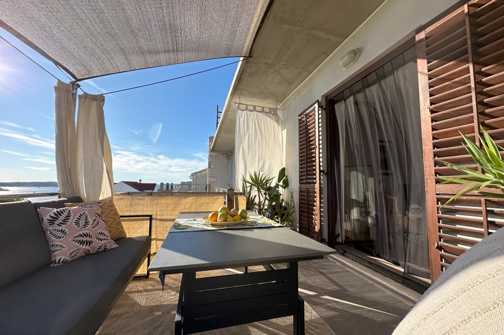 Überdachte Terrasse mit Sitzbereich und Ausblick