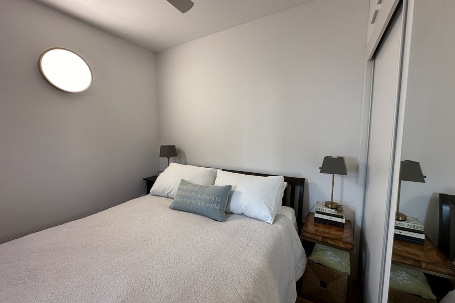 Schlafzimmer mit Doppelbett und Einbauschrank