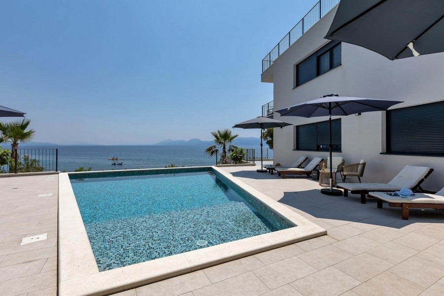 Pool mit Sonnenterrasse und Meerblick in Kroatien