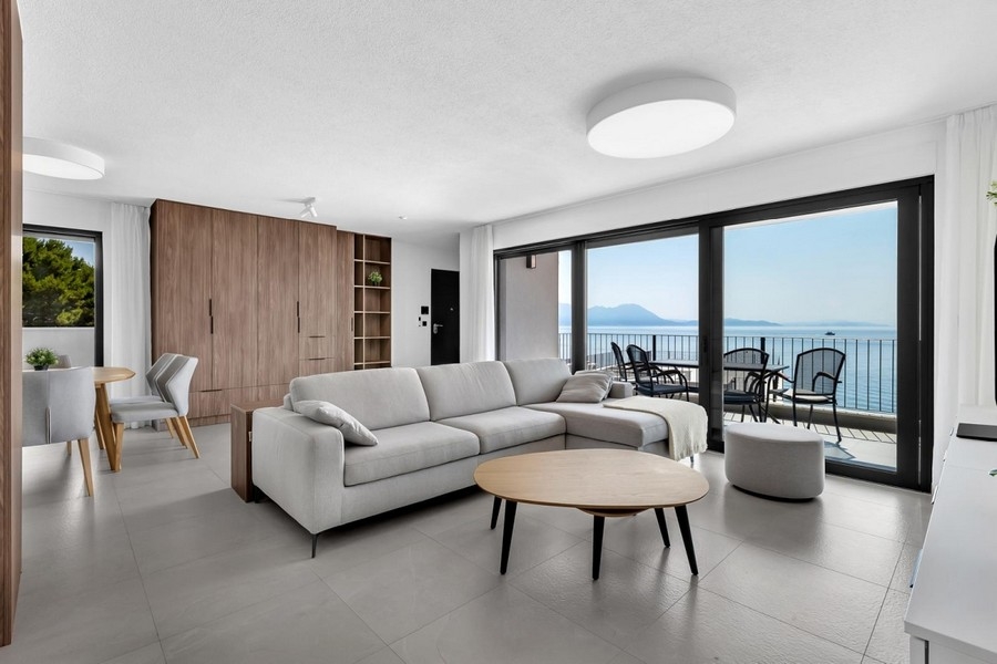 Heller Wohnbereich mit Sofa und Meerblick