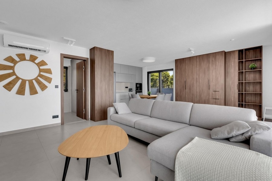 Moderner Wohnraum mit Sofa und offenem Grundriss