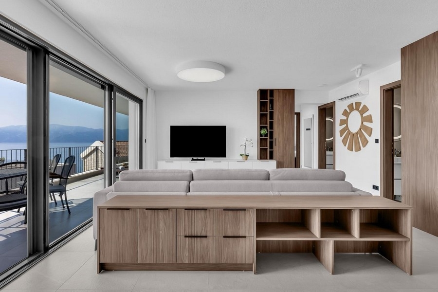 Wohnzimmer mit Fernseher und Meerblick in Kroatien