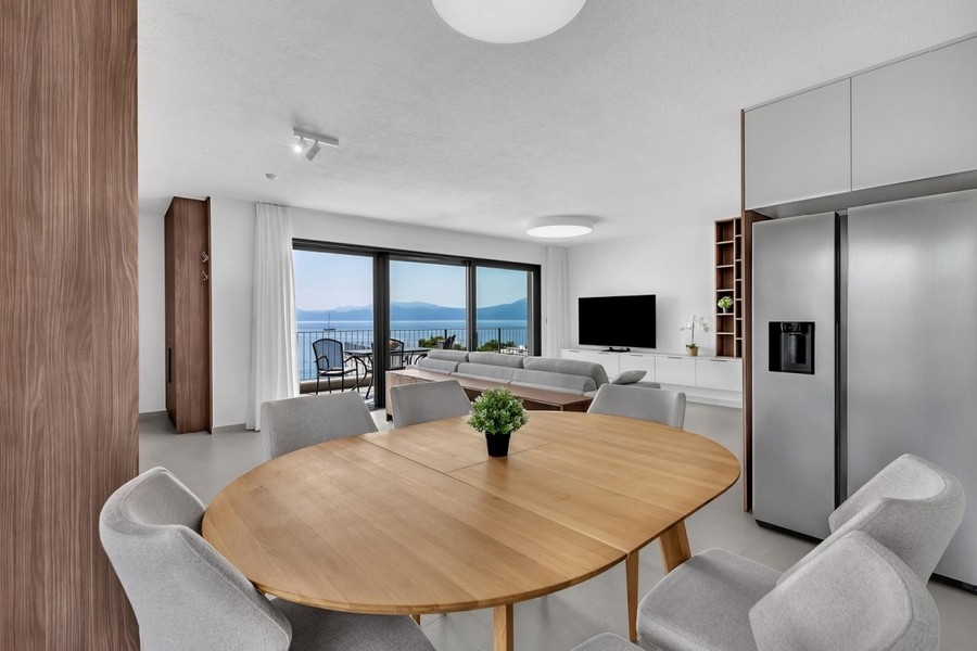 Esszimmer mit offener Küche und Meerblick