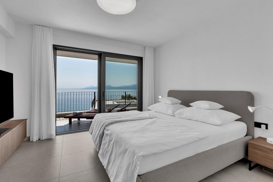 Schlafzimmer mit Doppelbett und Meerblick