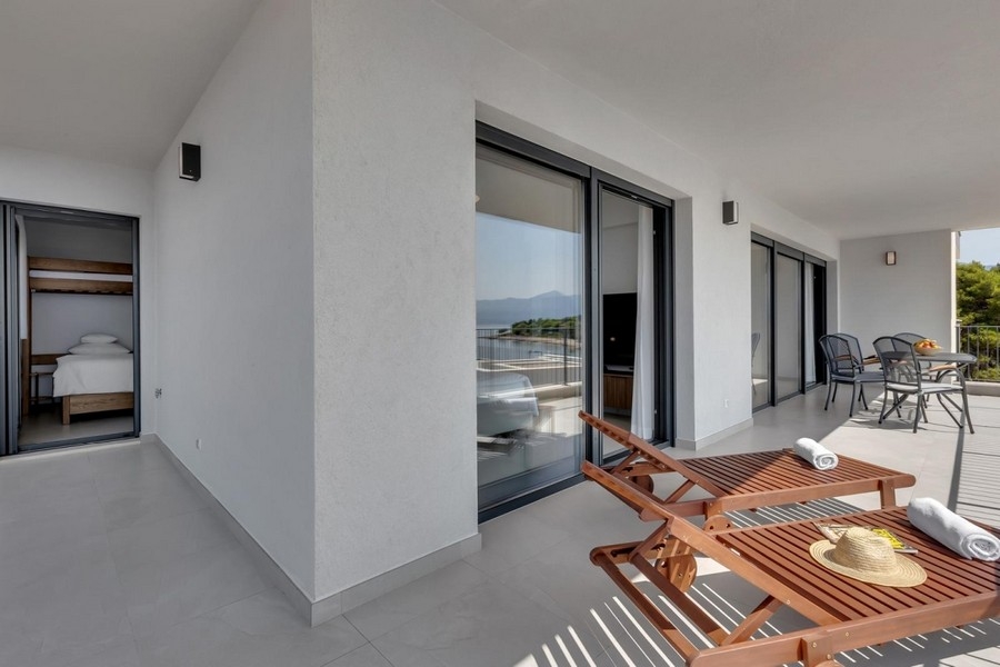 Zimmer mit Terrassenzugang und Sitzbereich