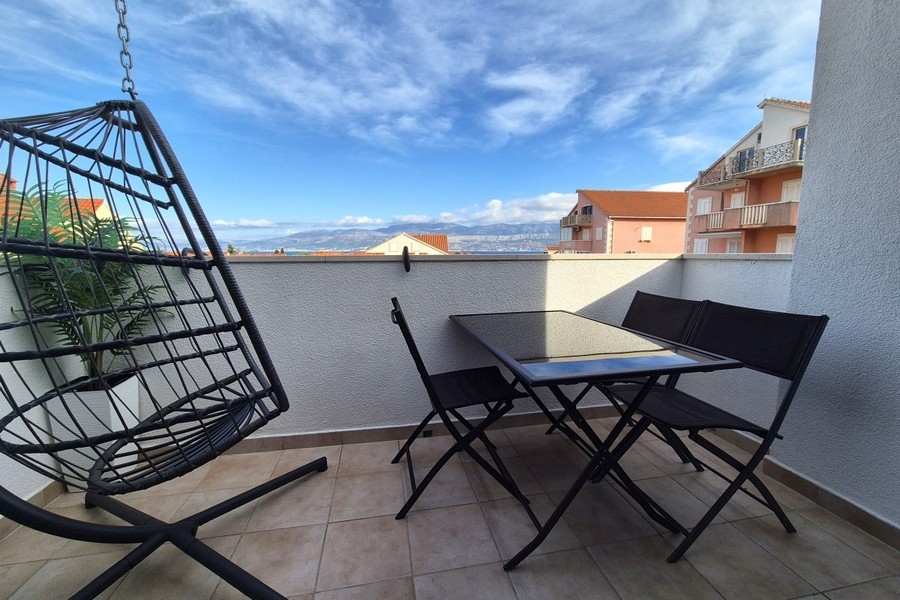 Terrasse mit Hängesessel und Meerblick in Supetar, Kroatien