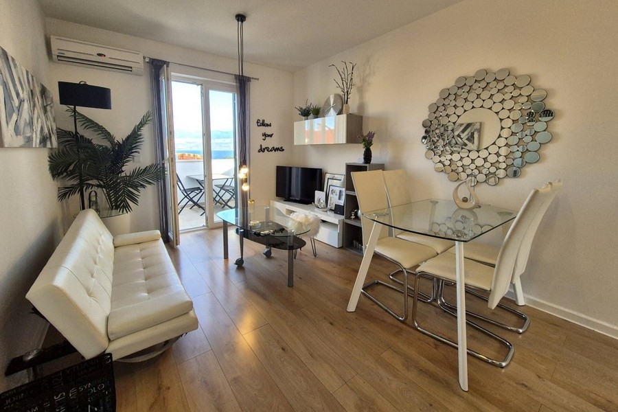Modern möblierter Wohnbereich der Wohnung