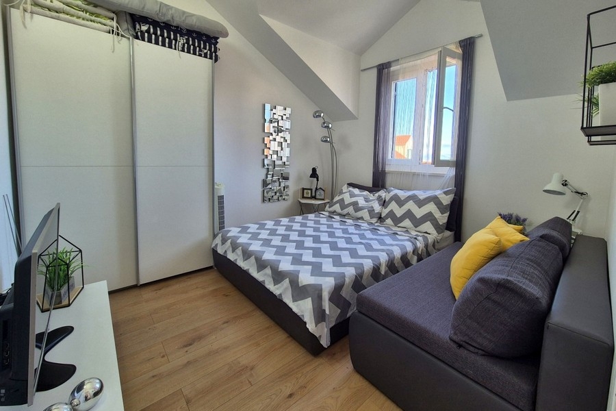 Zweites Schlafzimmer mit Kleiderschrank