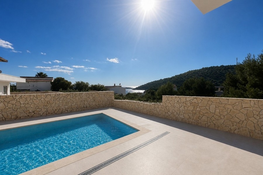 Swimmingpool und Terrasse mit Meerblick in Kroatien