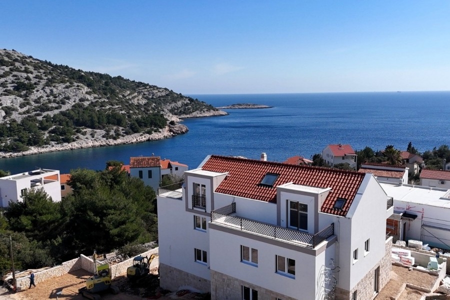 Wohngebäude mit Blick auf die Bucht von Rogoznica