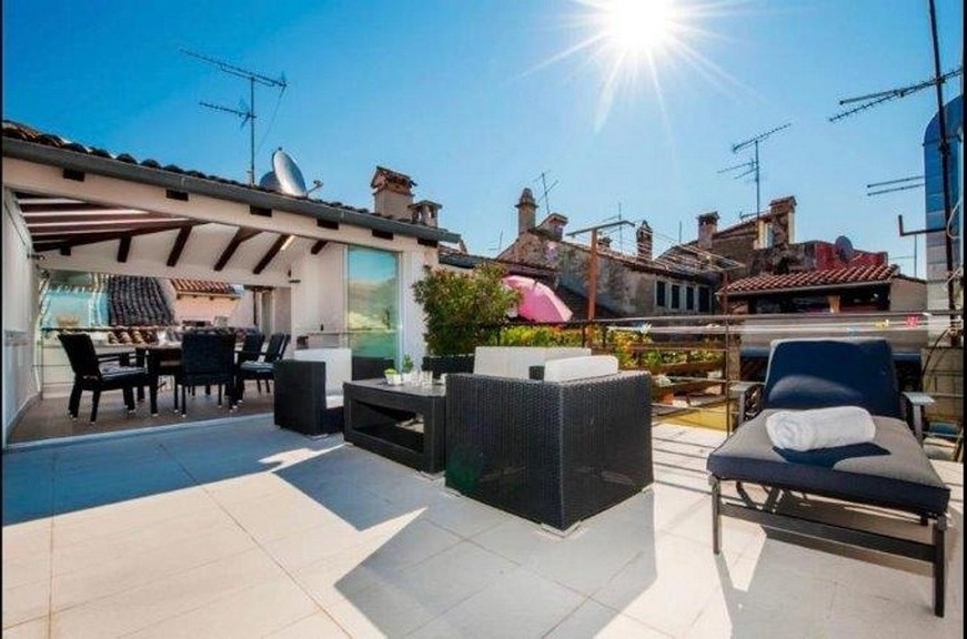 Dachterrasse mit Blick über die Altstadt von Rovinj