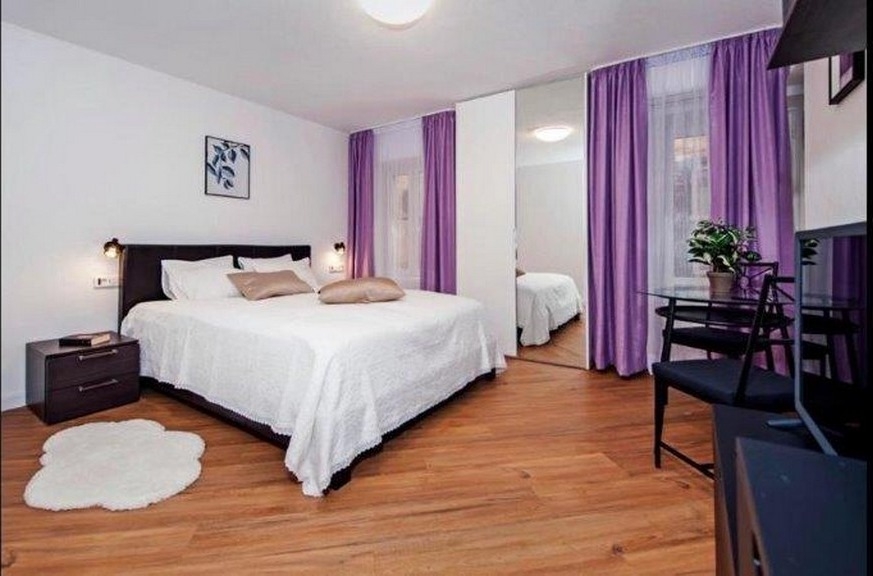 Helles Schlafzimmer mit Doppelbett