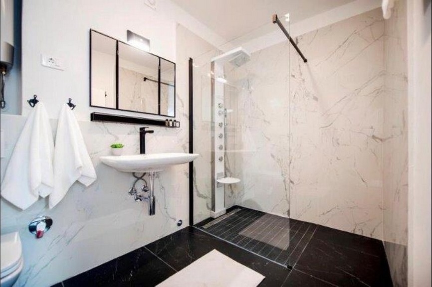 Modernes Badezimmer mit ebenerdiger Dusche