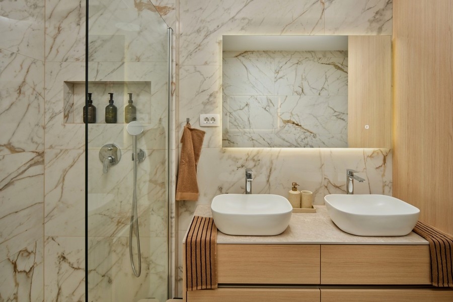 Modernes Badezimmer mit Walk-in-Dusche