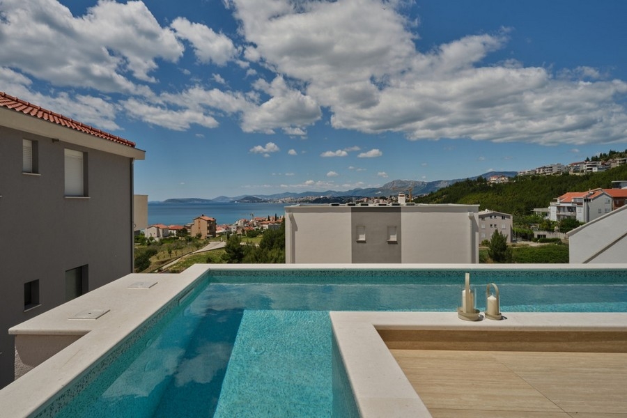 Privater Pool mit Meerblick und Sonnenterrasse