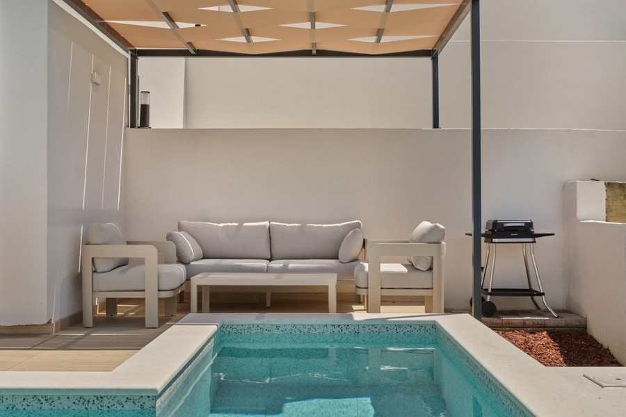 Überdachte Terrasse mit Sitzbereich am Pool
