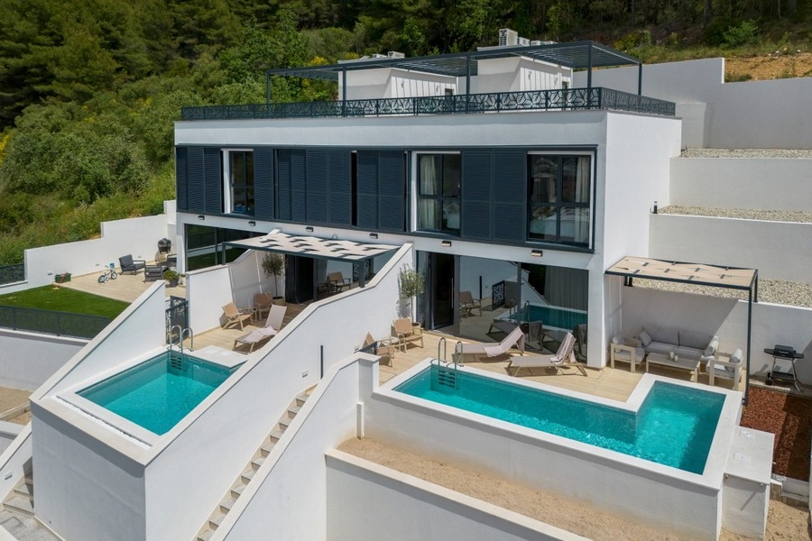 Moderne Luxusvilla mit Pool und Garten