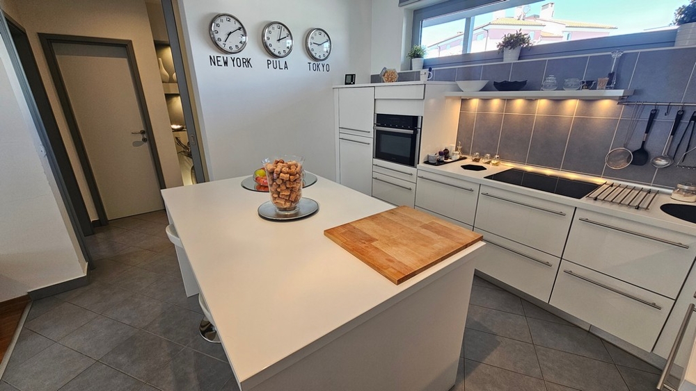 Kücheninsel der Wohnung in Novigrad