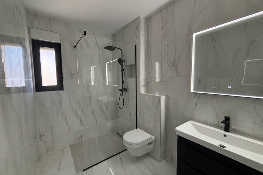 Modernes Badezimmer mit Dusche