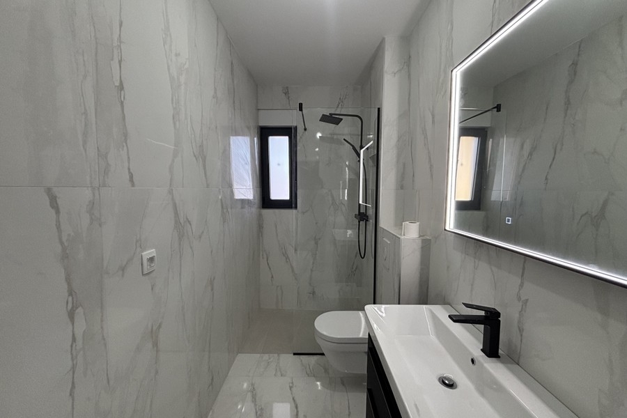 Badezimmer mit Marmorfliesen in Kroatien
