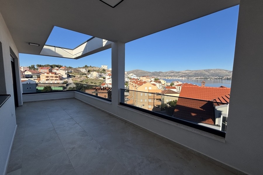 Überdachte Terrasse mit Meerblick