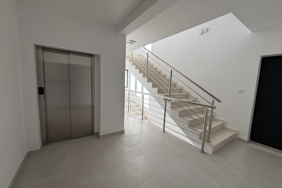 Eingangsbereich mit Aufzug und Treppe