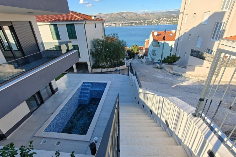 Außenanlage mit Pool und Meerblick in Kroatien
