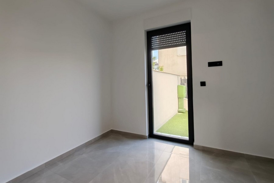 Schlafzimmer mit Fenster zum Garten