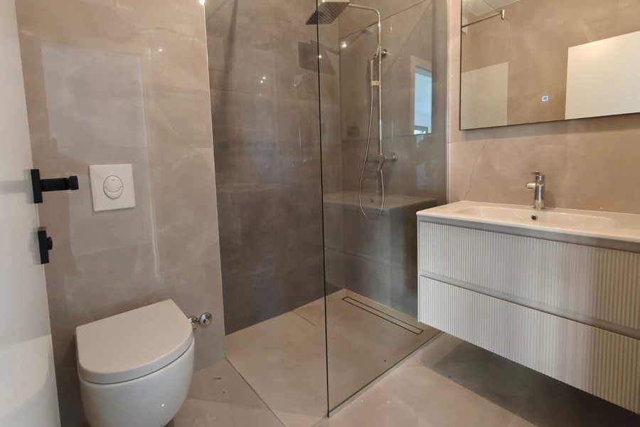 Modernes Badezimmer mit Dusche