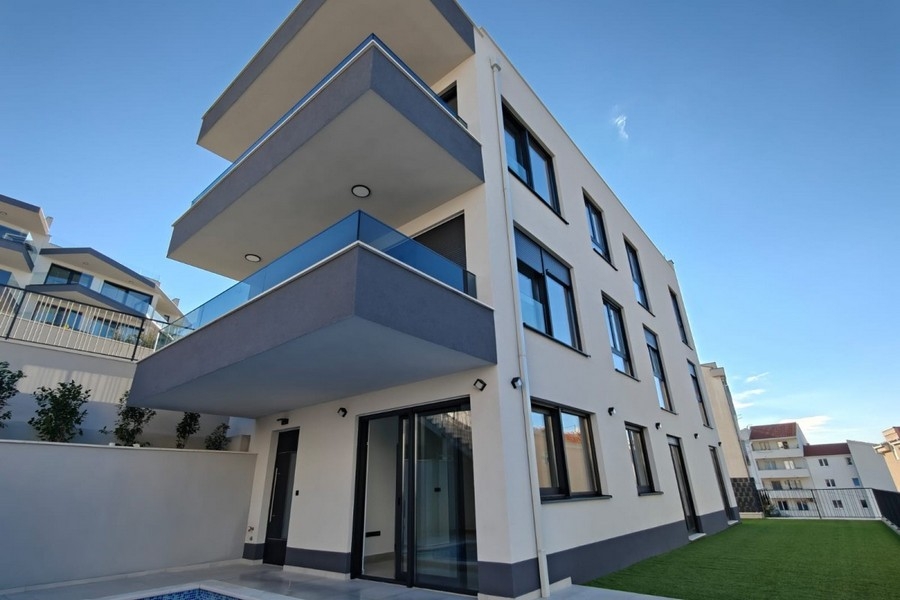 Modernes Wohngebäude mit Balkonen