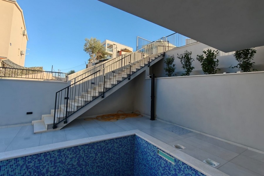 Außenbereich mit Treppe und Pool