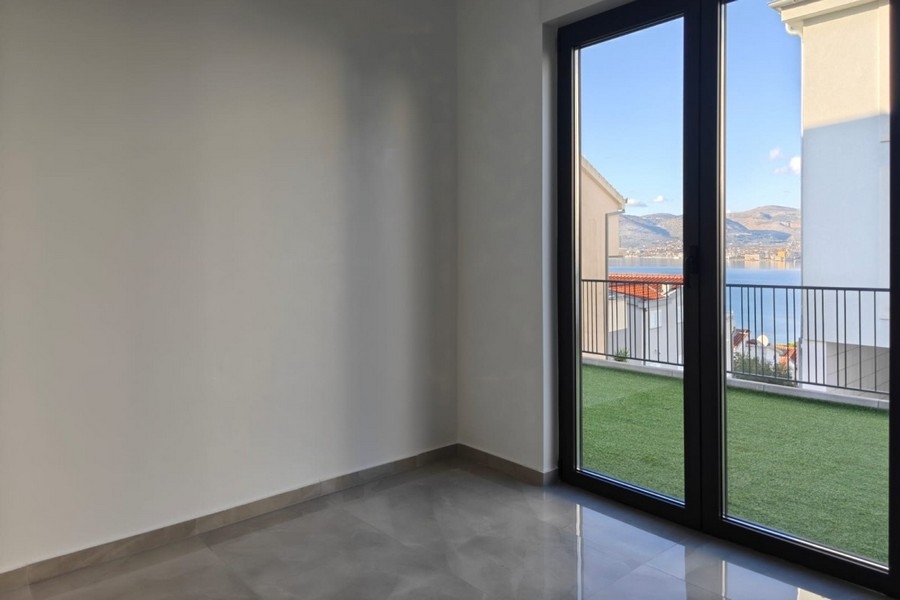 Zimmer mit Fenstern und Gartenblick