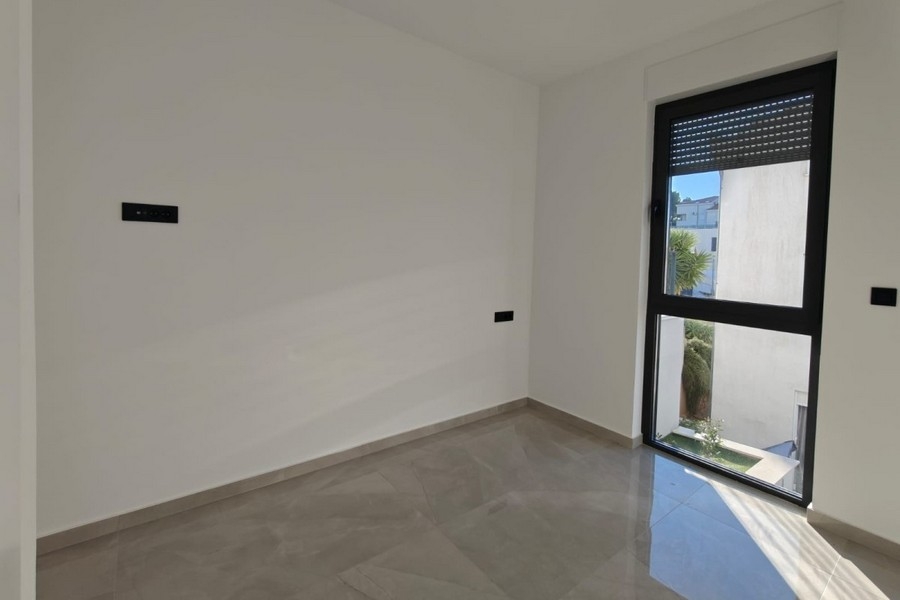 Zimmer mit Eckfenster und Blick ins Grüne