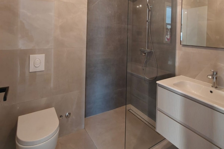 Modernes Badezimmer mit Dusche