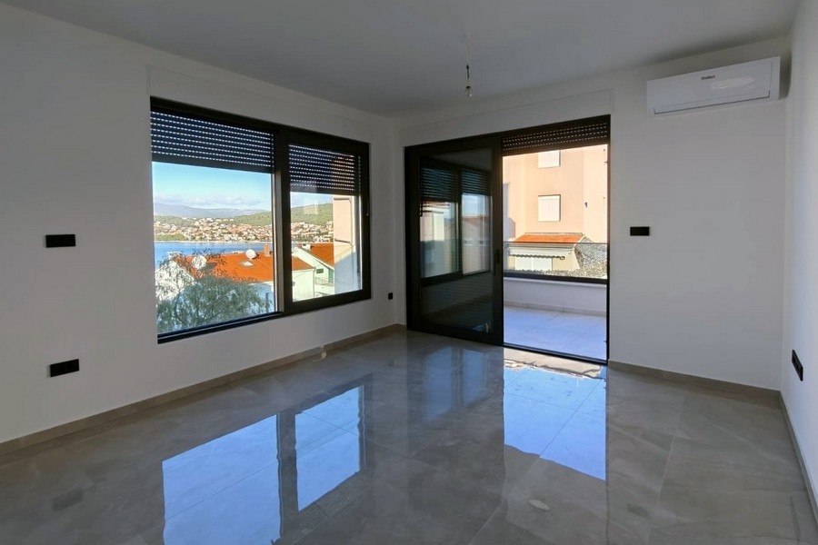 Wohnraum mit großen Fenstern und Meerblick