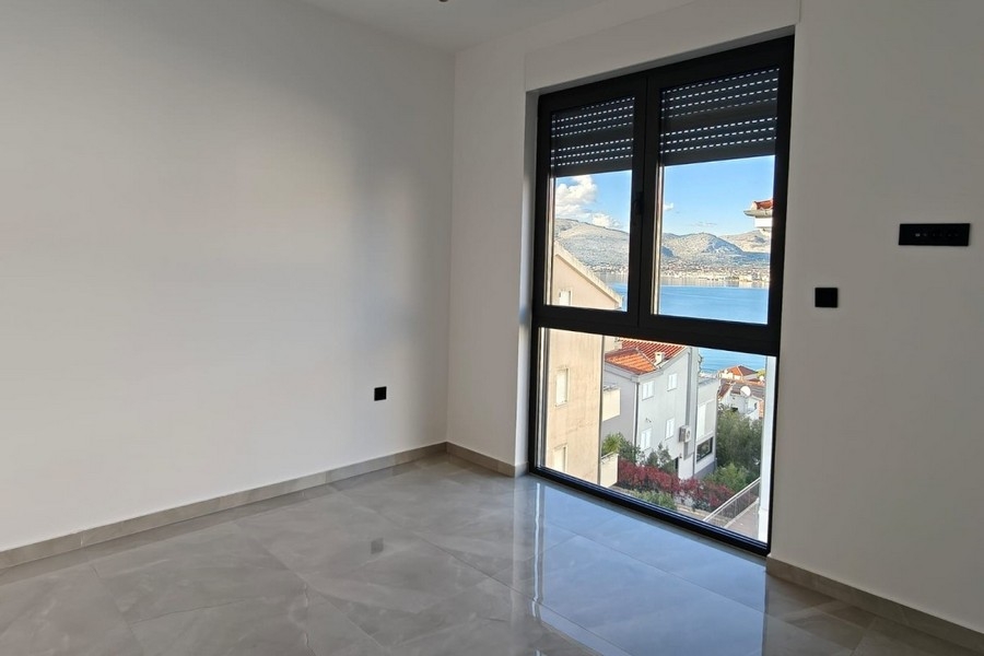 Zimmer mit Eckfenster und Ausblick